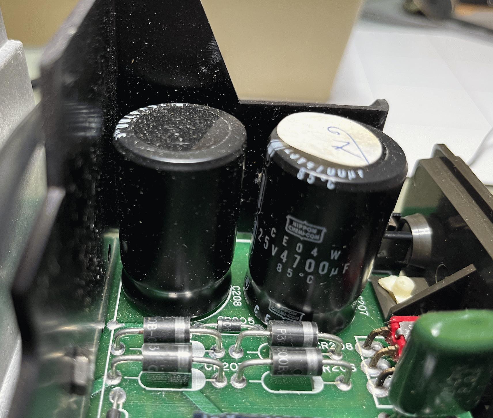 Atari800_Netzteil_4700uF_Kondensatoren.jpg
