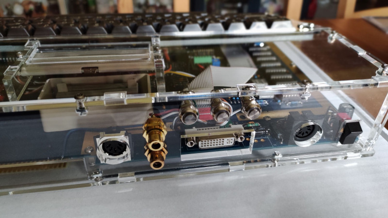 Back1.jpg (342.91 KiB) 23970 mal betrachtet Anschlüsse von außen