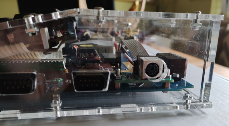 Seite.jpg (206.16 KiB) 23937 mal betrachtet PS/2 Tastatur Anschluss