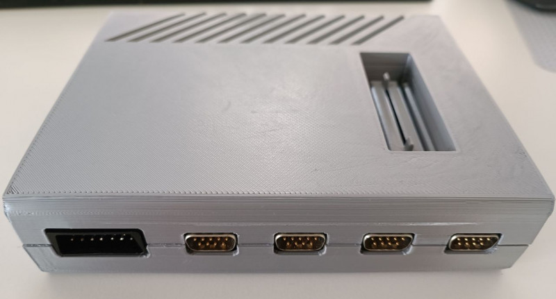 Eclaire-vorn.jpg (112.98 KiB) 26869 mal betrachtet SIO und vier Joystick Anschlüsse