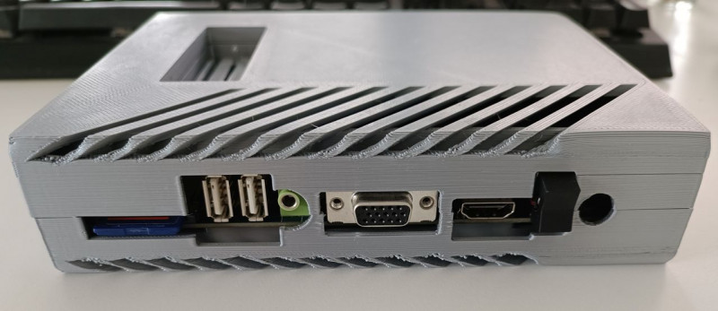 Eclaire-hinten.jpg (120.02 KiB) 26860 mal betrachtet SD-Karte, USB für Tastatur und Joysticks, HDMI und (nur mit optionalem Board) VGA